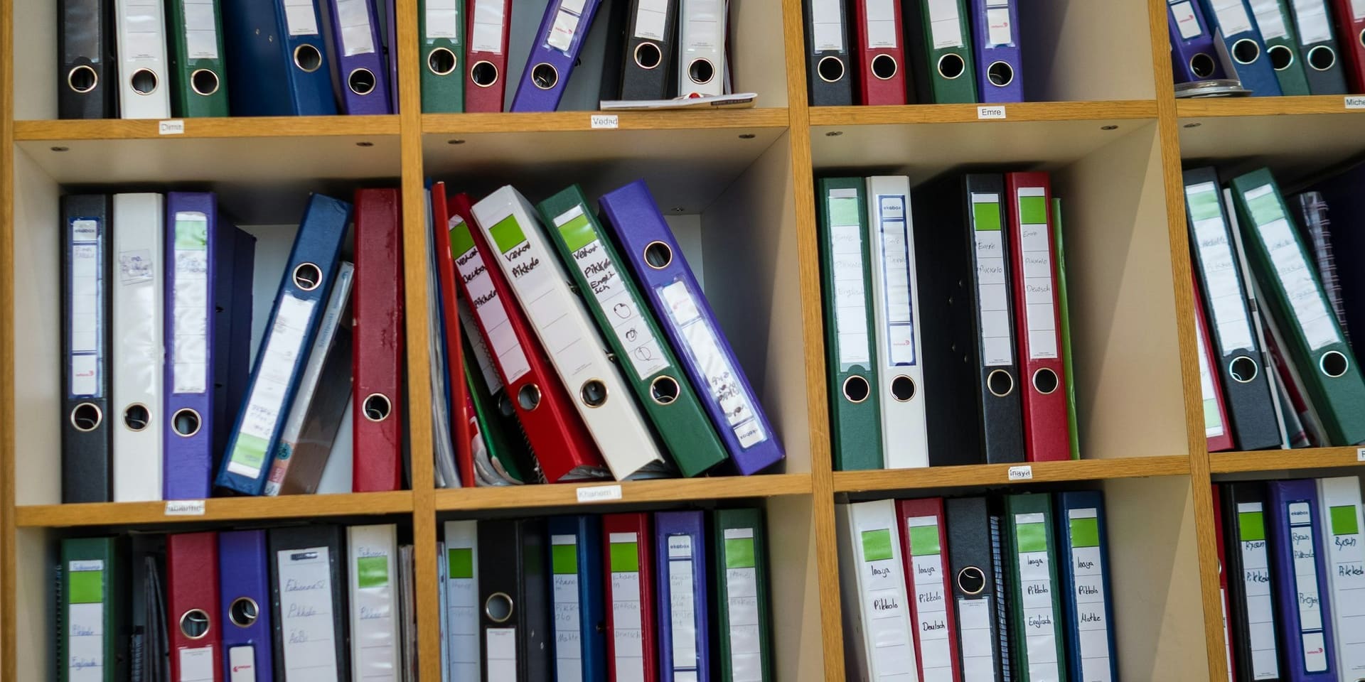 Estantería de archivadores con documentación ordenada