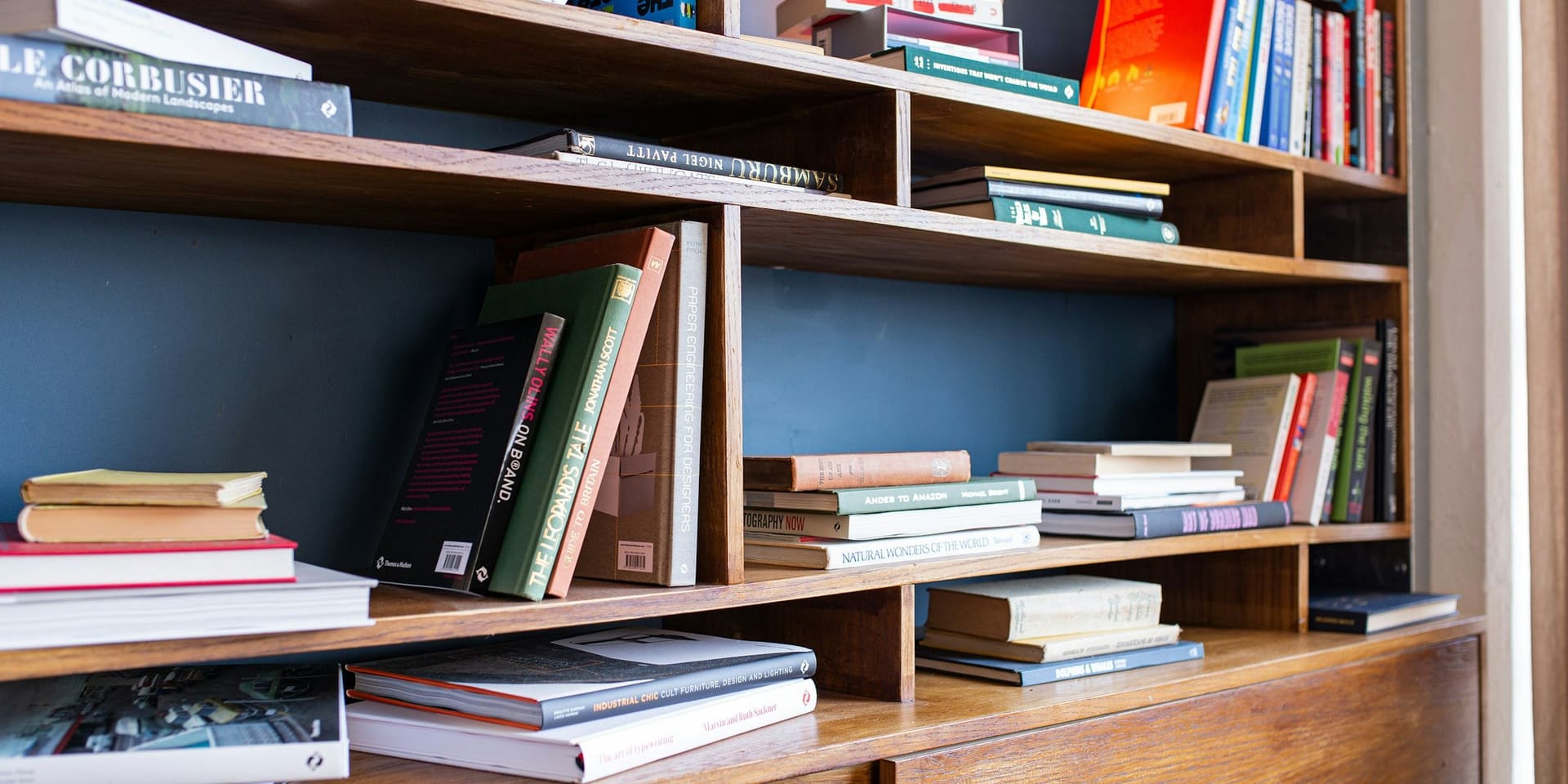 Estantería de madera con libros y documentos